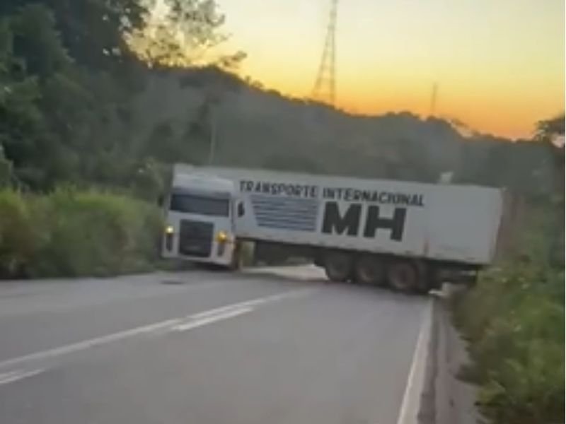 carreta-com-carga-de-peixe-blo