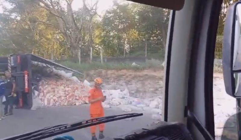 carreta-com-trigo-tomba-na-am-