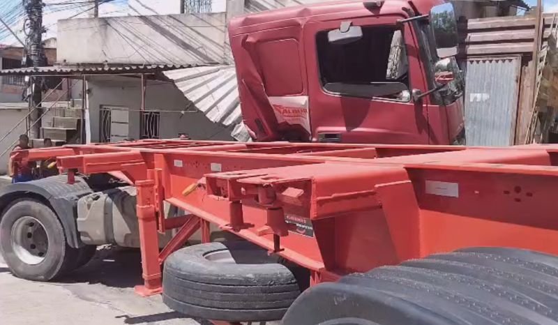 carreta-invade-casa-e-destroi-