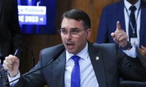 flavio-bolsonaro-se-reune-com-