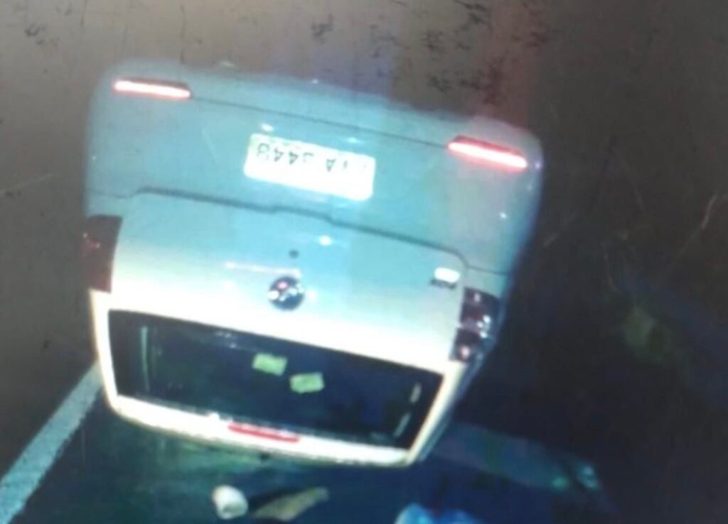 homem-embriagado-capota-carro-