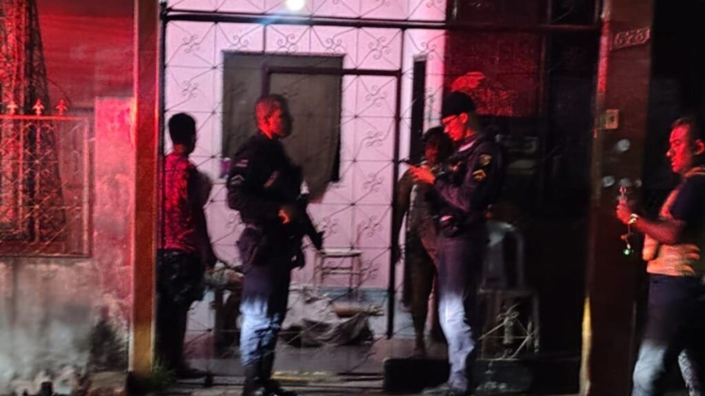 homem-tem-casa-invadida-e-e-ex