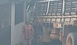 caminhao-perde-controle-na-lad