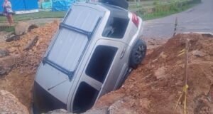 carro-fica-preso-em-cratera-se