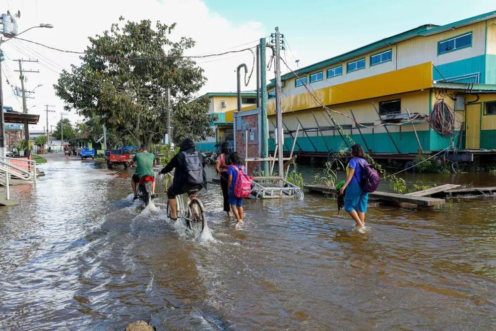 cheia-no-amazonas-deixa-12-mun