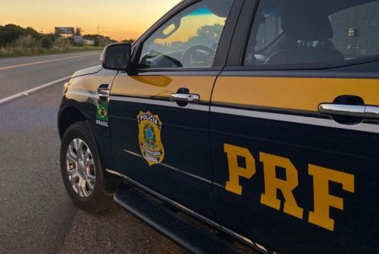 homem-e-preso-com-skunk-e-meia