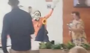 homem-vestido-de-palhaco-prote