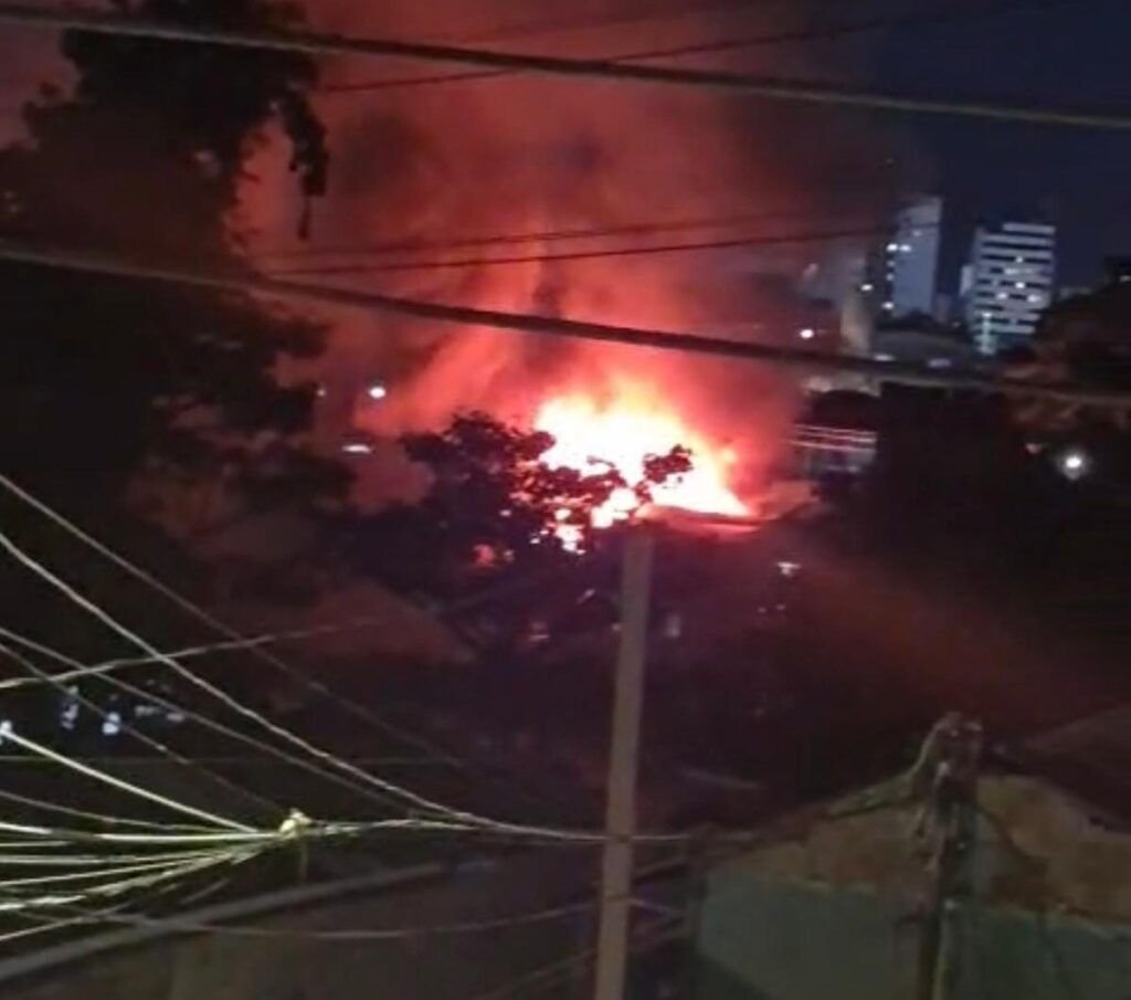 incendio-destroi-duas-casas-no