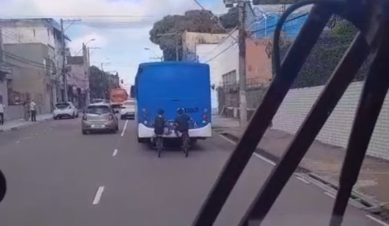 jovens-sao-flagrados-pegando-r