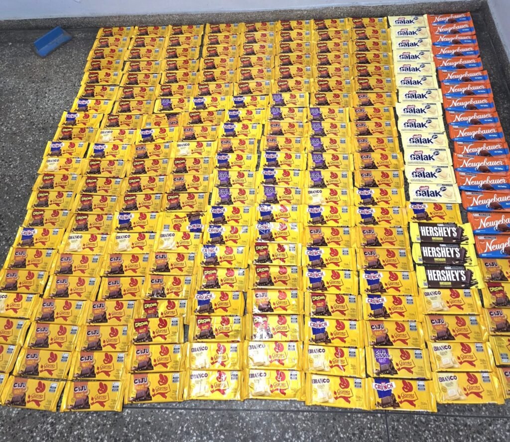 mulheres-furtam-sandalias-choc