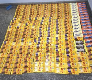 mulheres-furtam-sandalias-choc