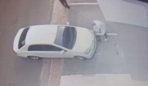 taxista-avanca-com-carro-contr