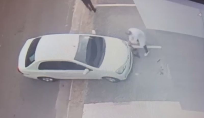 taxista-avanca-com-carro-contr