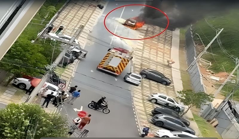video-carro-pega-fogo-e-cinco-