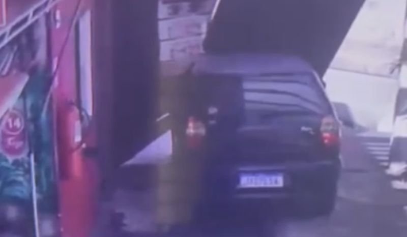 video-homem-quebra-portao-e-fo