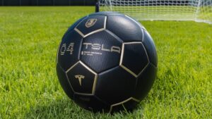 elon-musk-lanca-bola-de-futebo