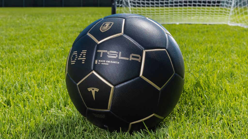 elon-musk-lanca-bola-de-futebo