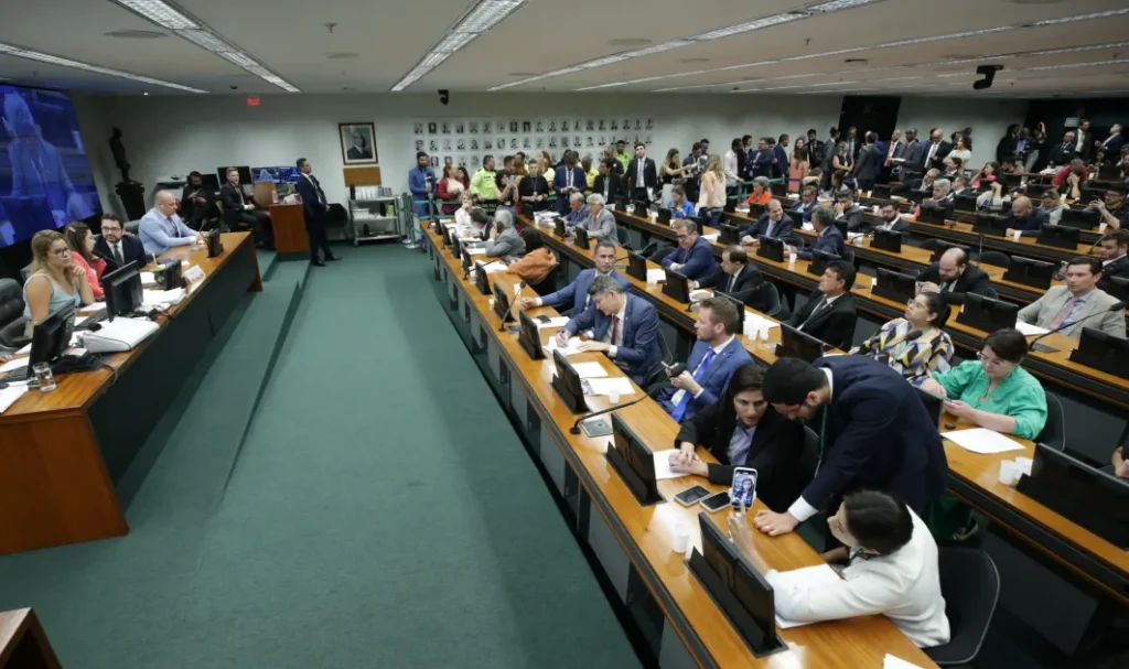ccj-da-camara-aprova-pec-que-r