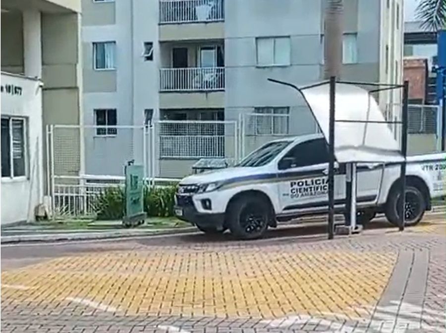 Criança cai de prédio