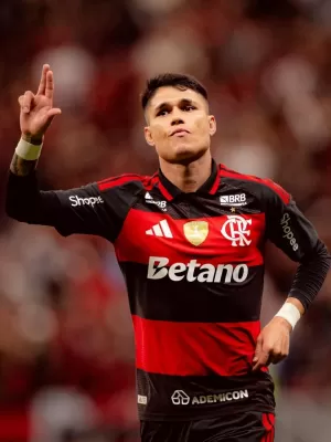 flamengo-acerta-bases-com-thia