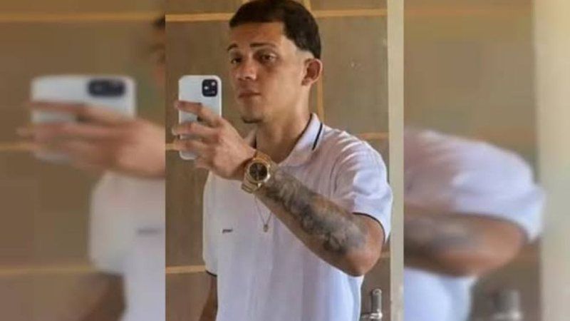 jogador-de-futebol-de-20-anos-