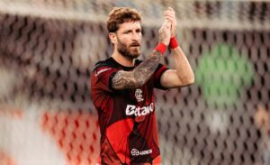 leo-pereira-se-isola-como-maio