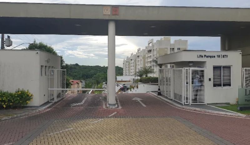 tragedia-em-manaus-crianca-com