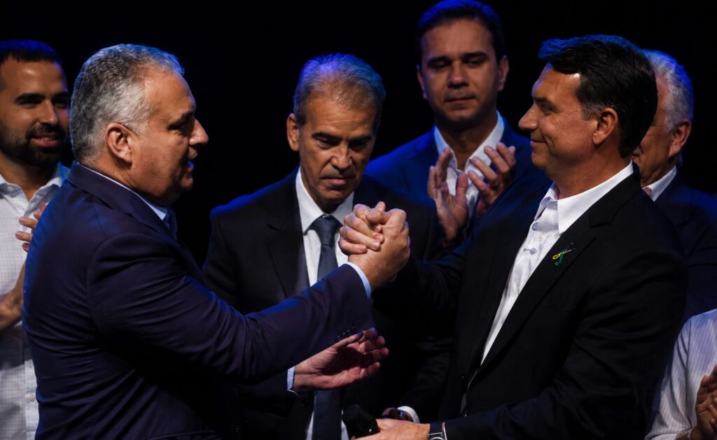flavio-bolsonaro-adota-estrate