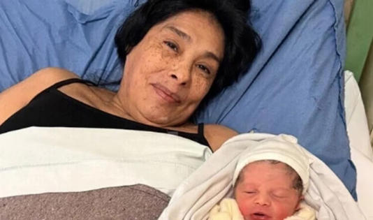 mulher-de-62-anos-da-a-luz-pel