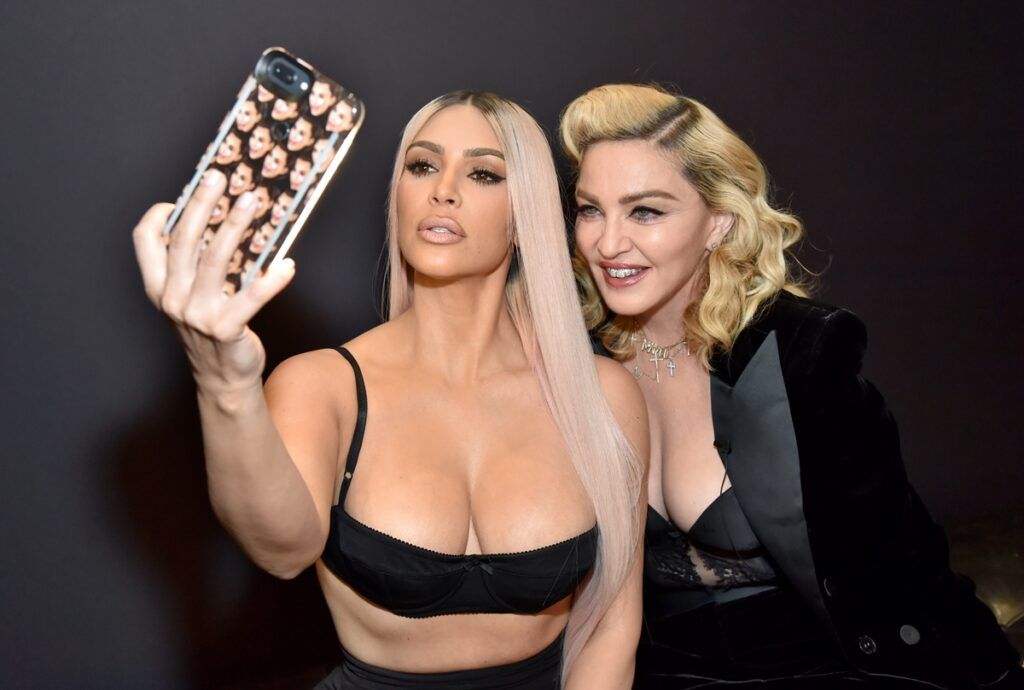 video-em-que-kim-kardashian-re